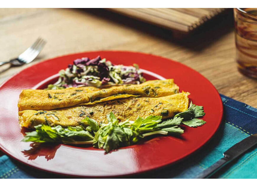 Omelette al formaggio con contorno di chips di verdure