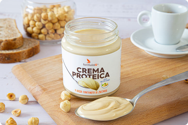 Cucchiaio pieno di crema alla nocciola bianca 