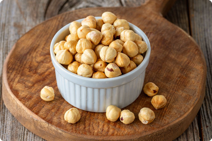 Nocciole in un contenitore