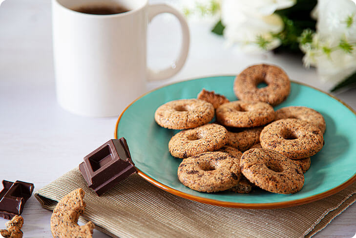 Biscotti gocce di cioccolato a colazione con un tè