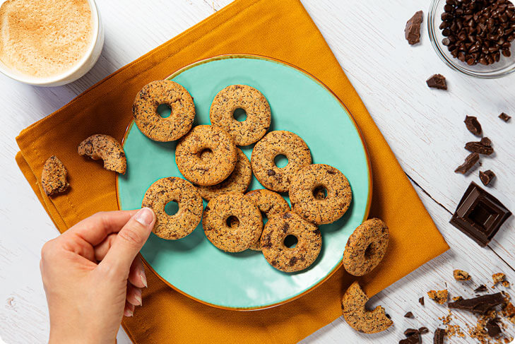 Biscotti gocce di cioccolato a merenda con un cappuccino