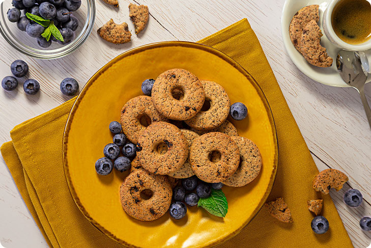 biscotti proteici ai mirtili per colazione con un caffè