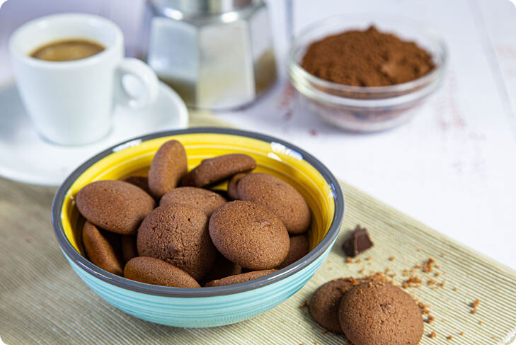 Bottoncini proteici al cacao per colazione con caffè cacao in polvere e moka