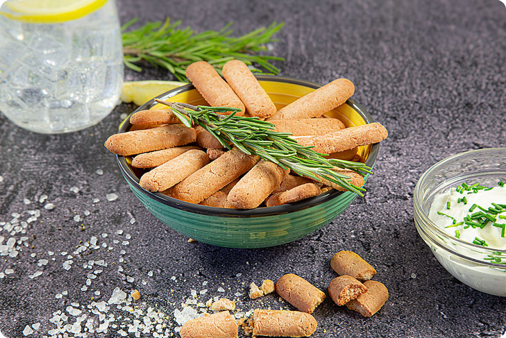 Grissini proteici al rosmarino con salsa allo yogurt e rametto di rosmarino