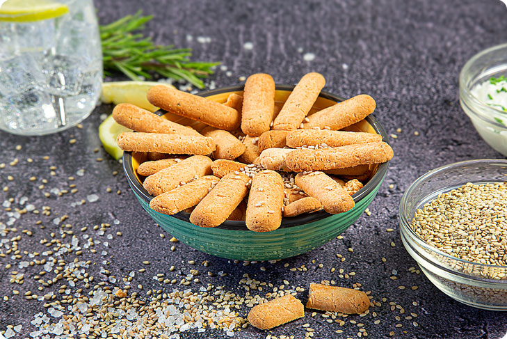 Grissini proteici al sesamo con salsa allo yogurt e semi di sesamo