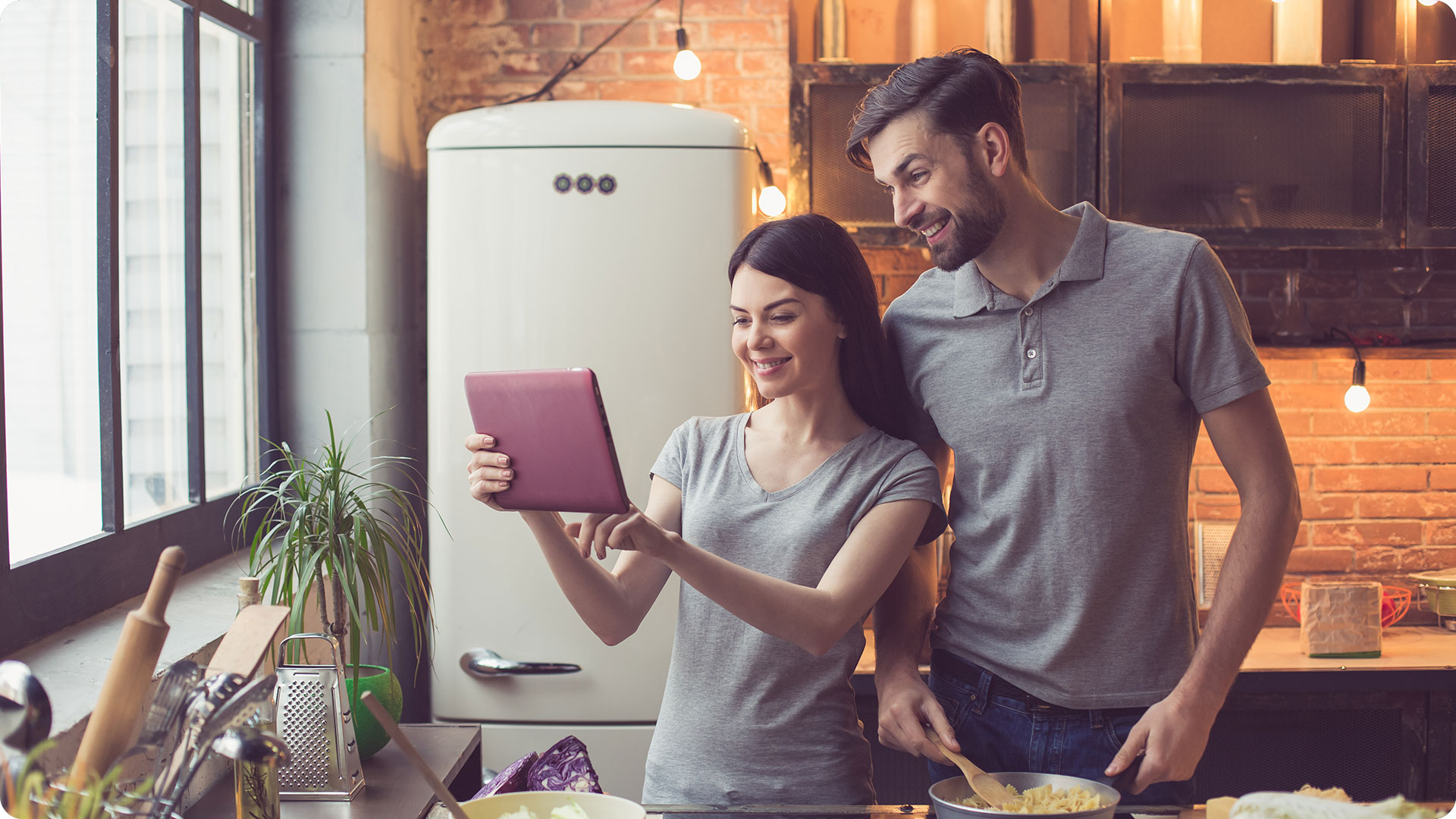 Coppia in cucina con tablet