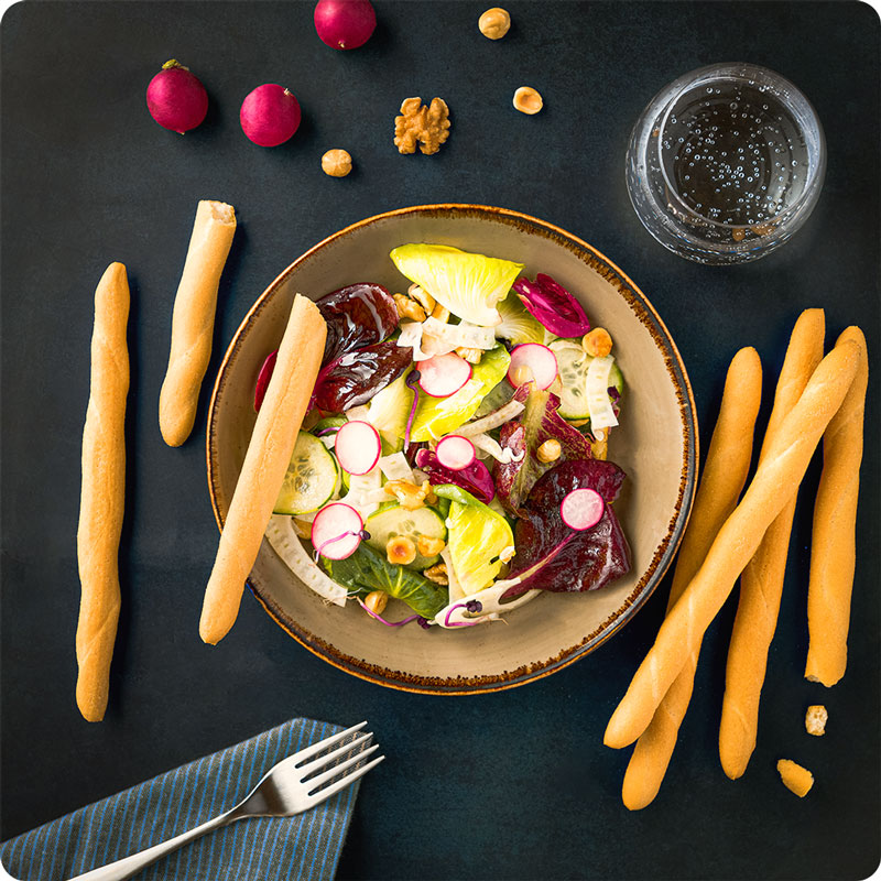 Piatto di insalata e grissini