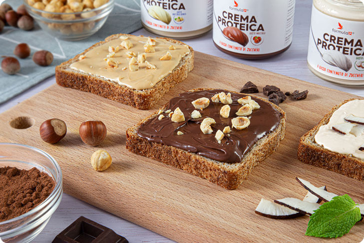 Fette di pane con tris di creme proteiche spalmabili