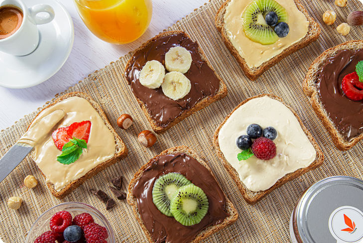Fette di pane con tris di creme proteiche spalmabili caffè spremuta e frutta